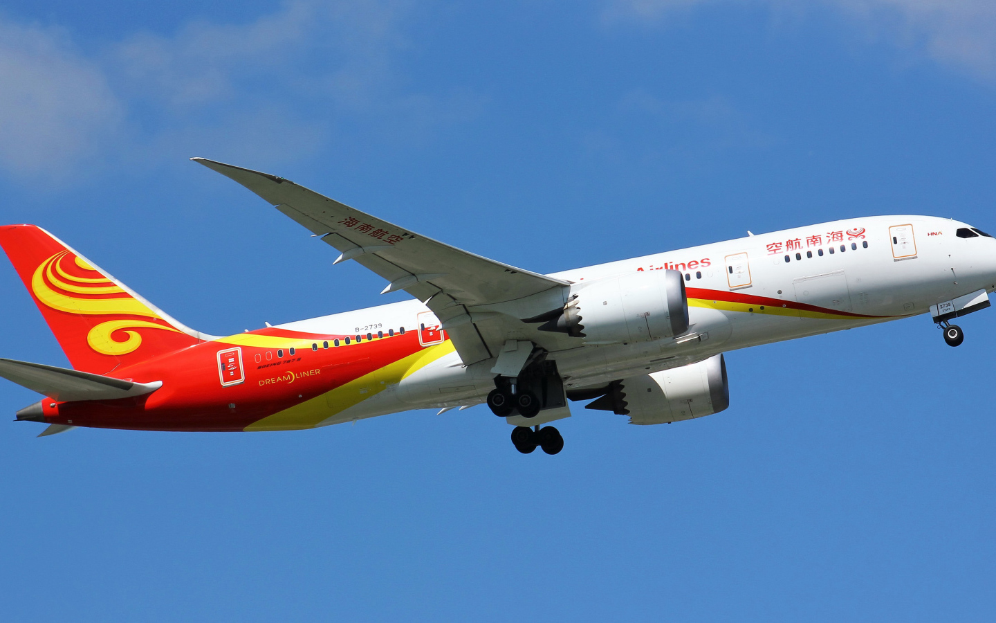 Пассажирский самолет Boeing 787-8 взлетает