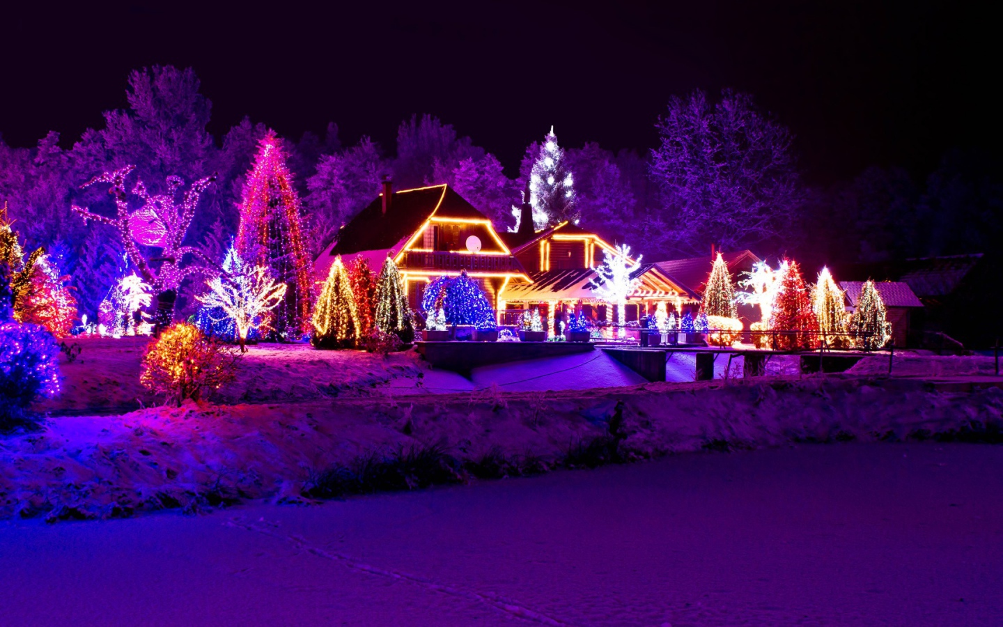 Дом красиво украшен на Рождество 