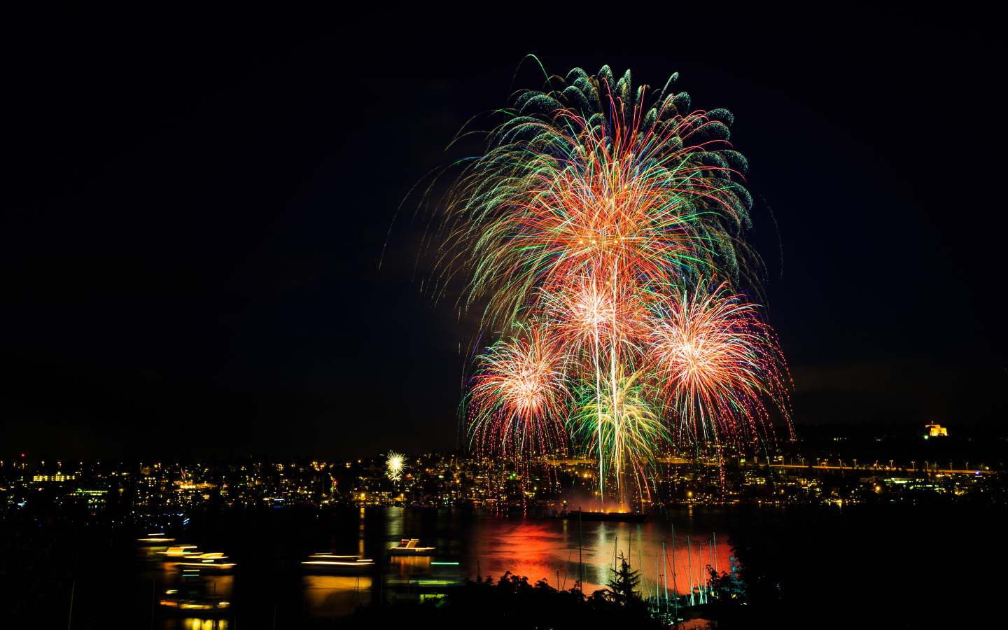 Красивый праздничный фейерверк над городом