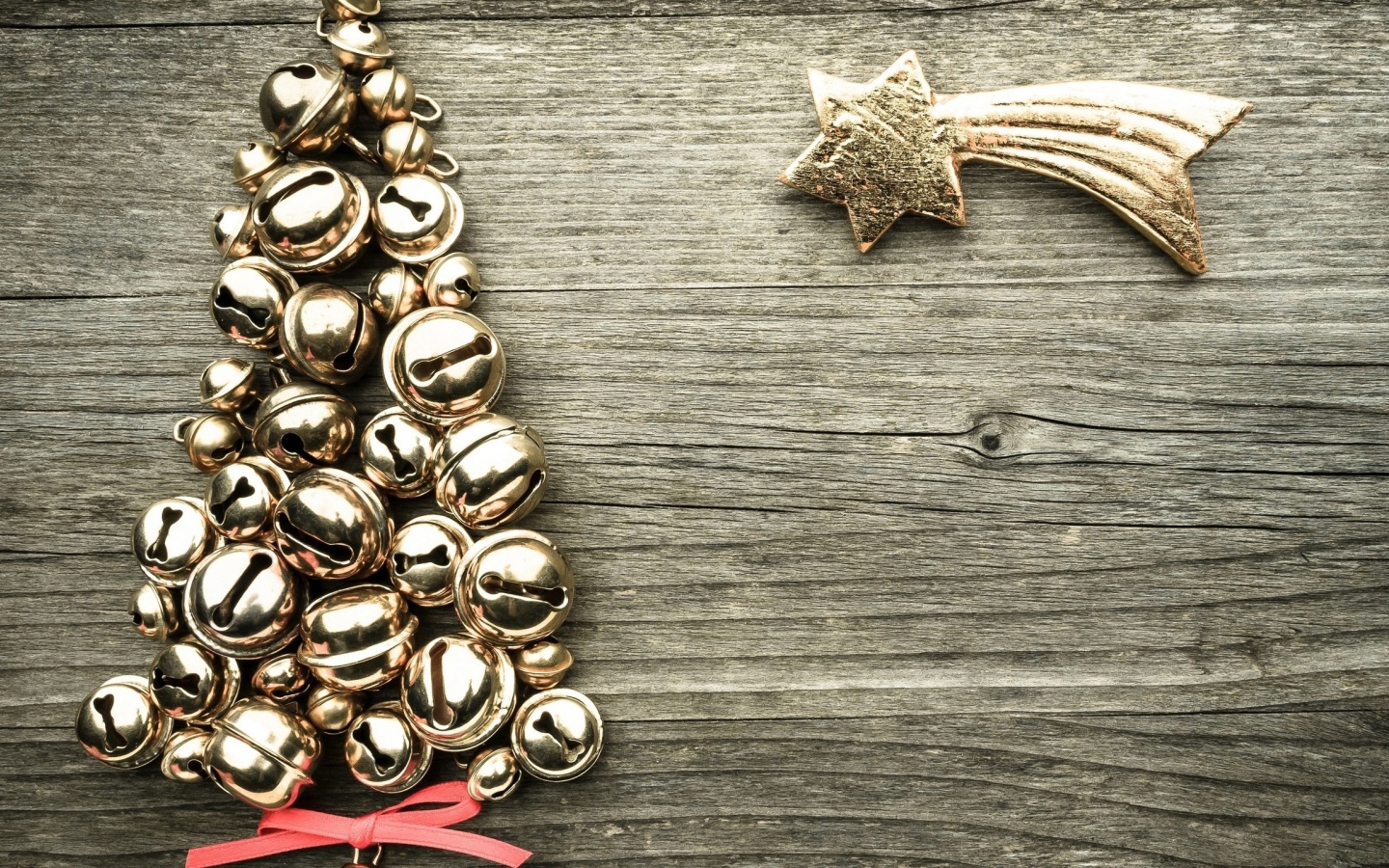 Елка из колокольчиков на деревянном фоне