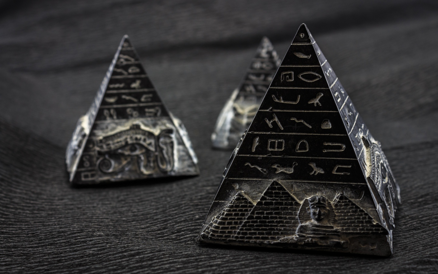Фигурки пирамиды с символами крупным планом
