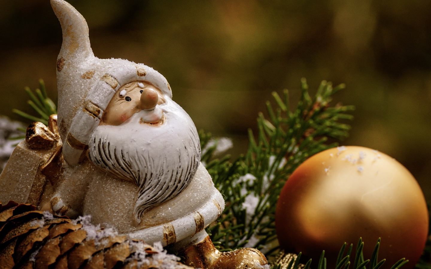Фигурка гнома шишкой и елочным шаром