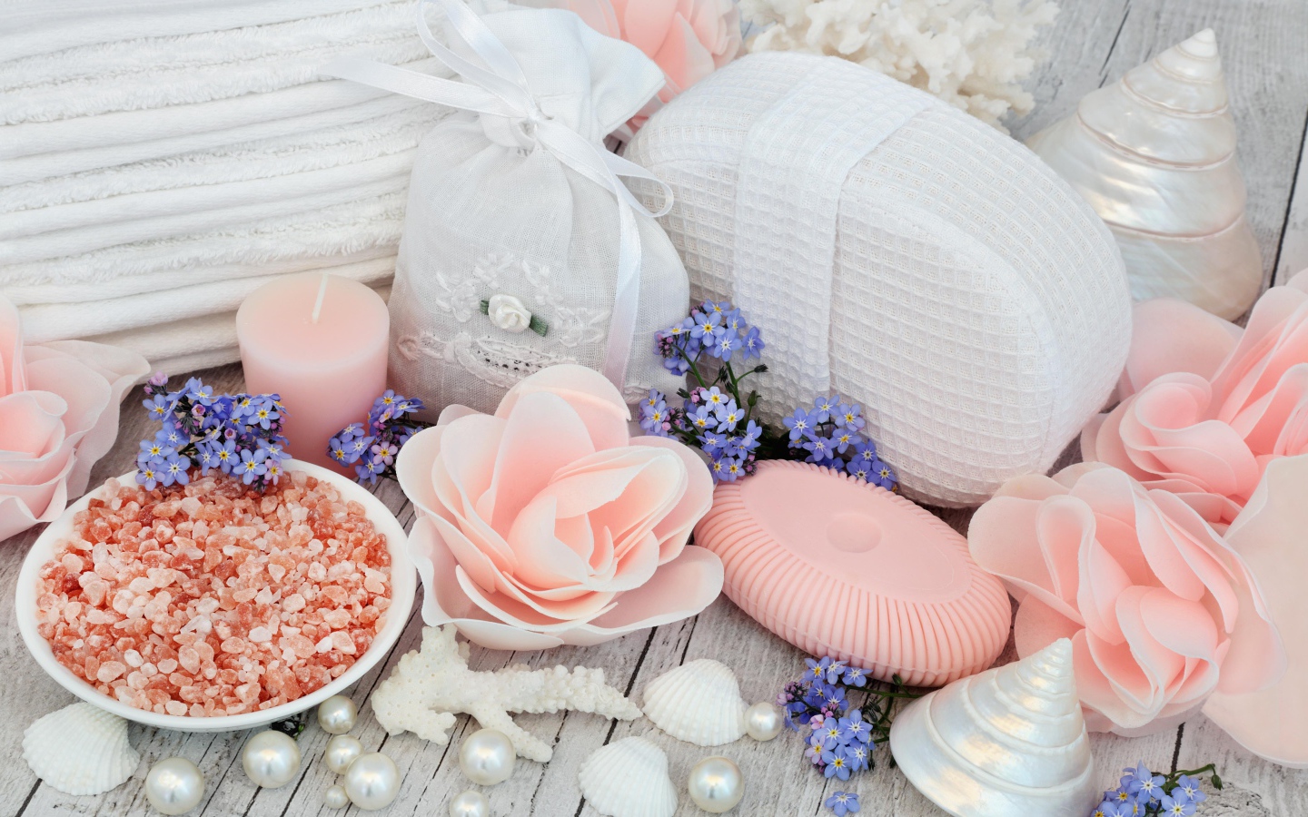 Ароматная соль, мыло, свечи и предметы декора для СПА 