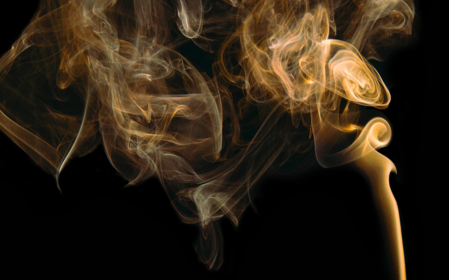 Оранжевый дым на черном фоне