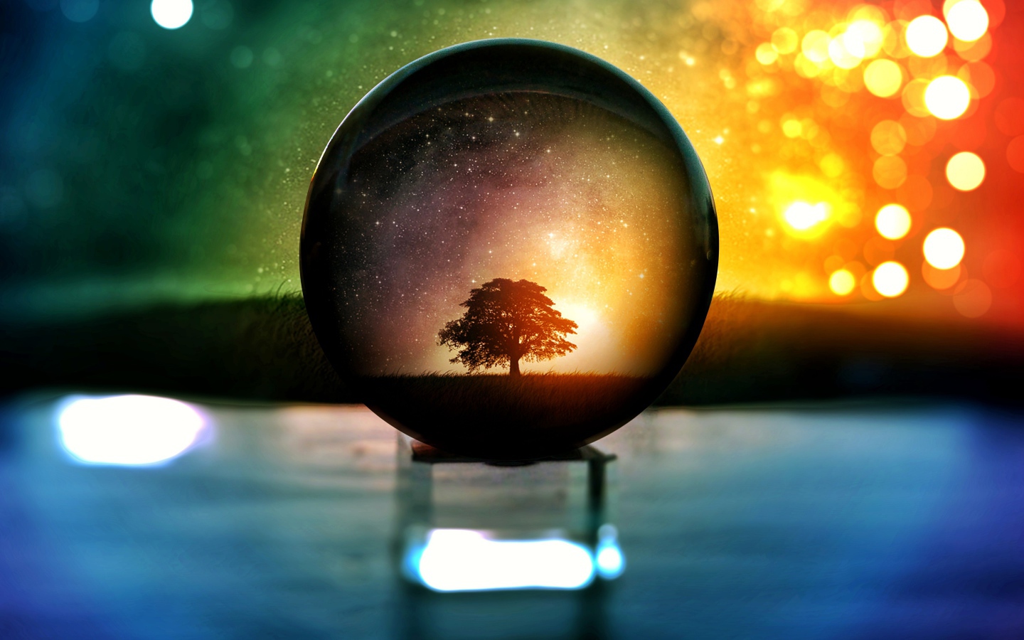 Дерево  отражается в стеклянном шаре