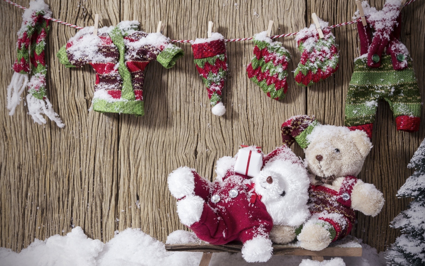 Два плюшевых мишки в теплых костюмах зимой