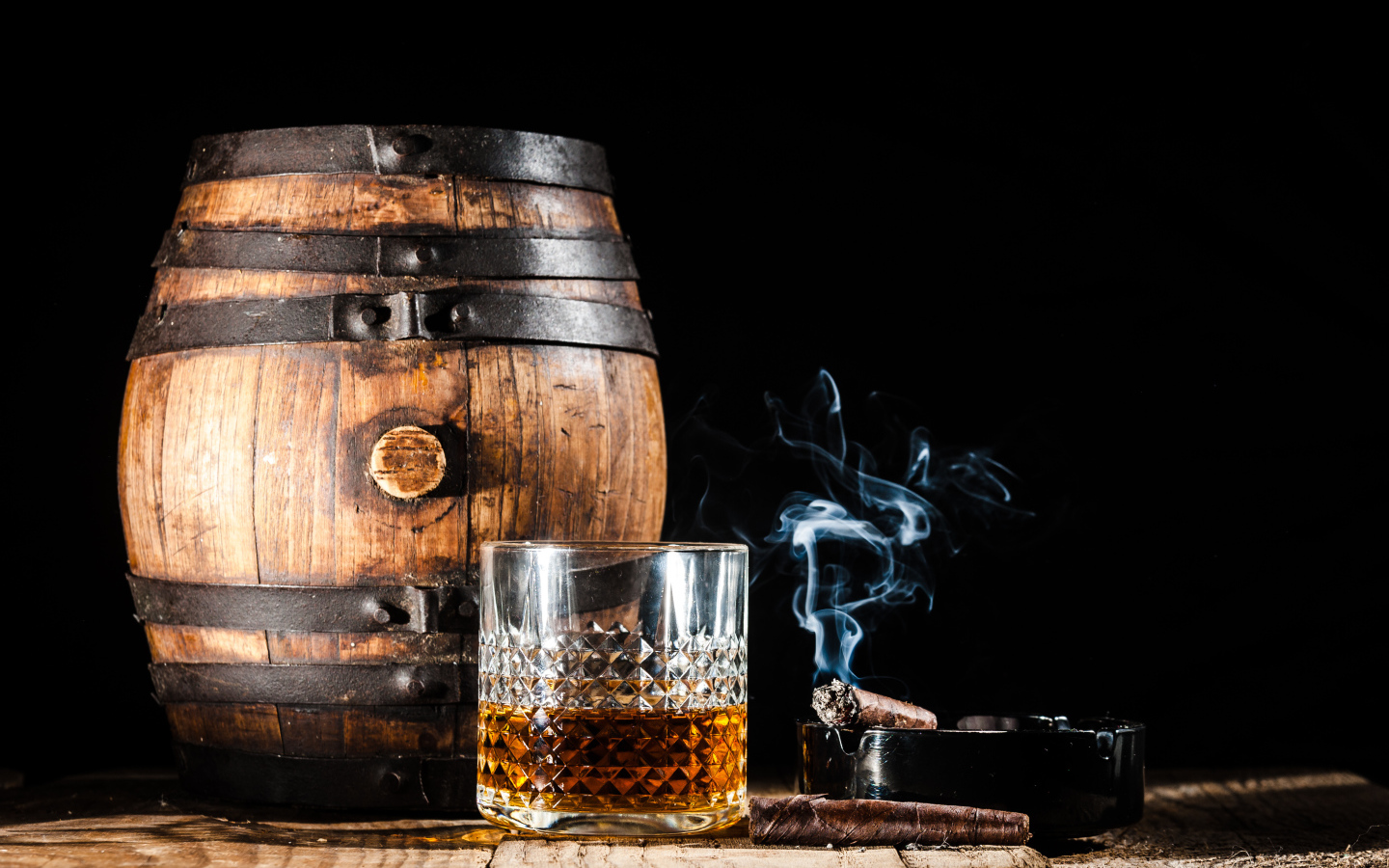Бочонок рома, со стаканом виски и сигарой на черном фоне