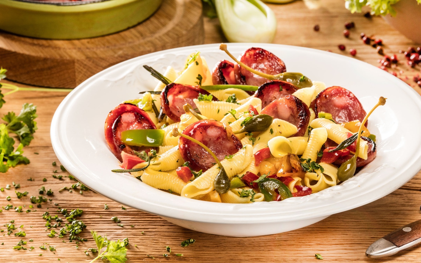Тарелка макарон с колбасой и зеленью