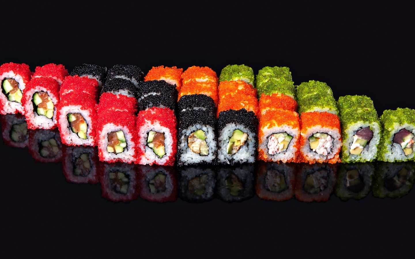 Аппетитный ролл сет на черном фоне