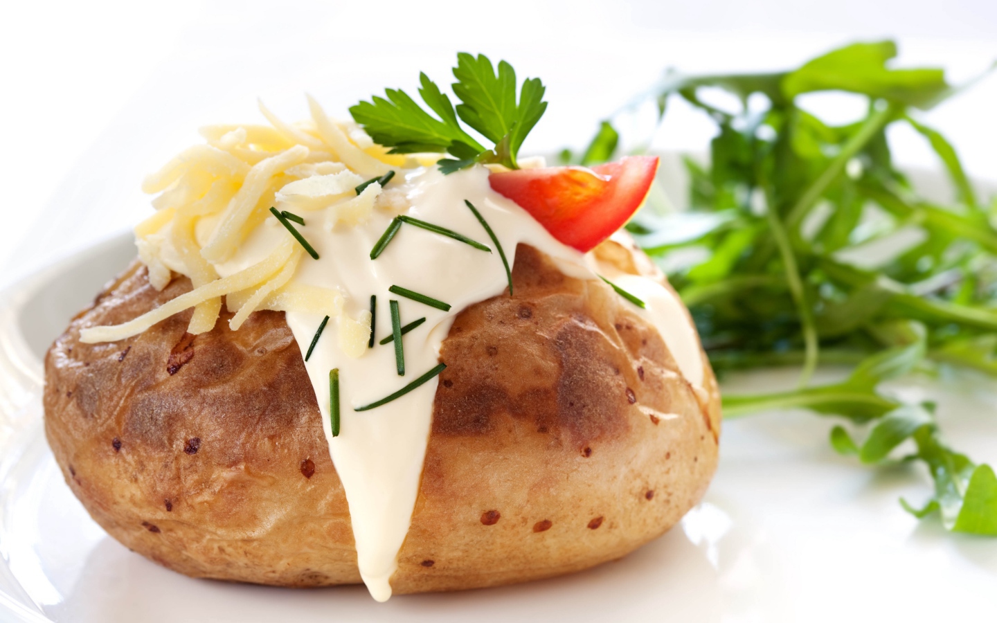 Запеченный картофель со сметаной, сыром и зеленью 