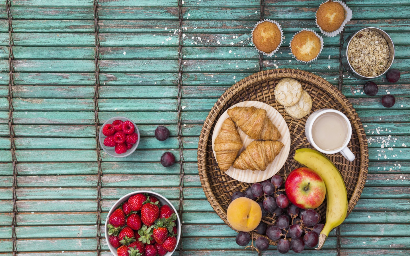 Ягоды со свежими круассанами и кофе на завтрак