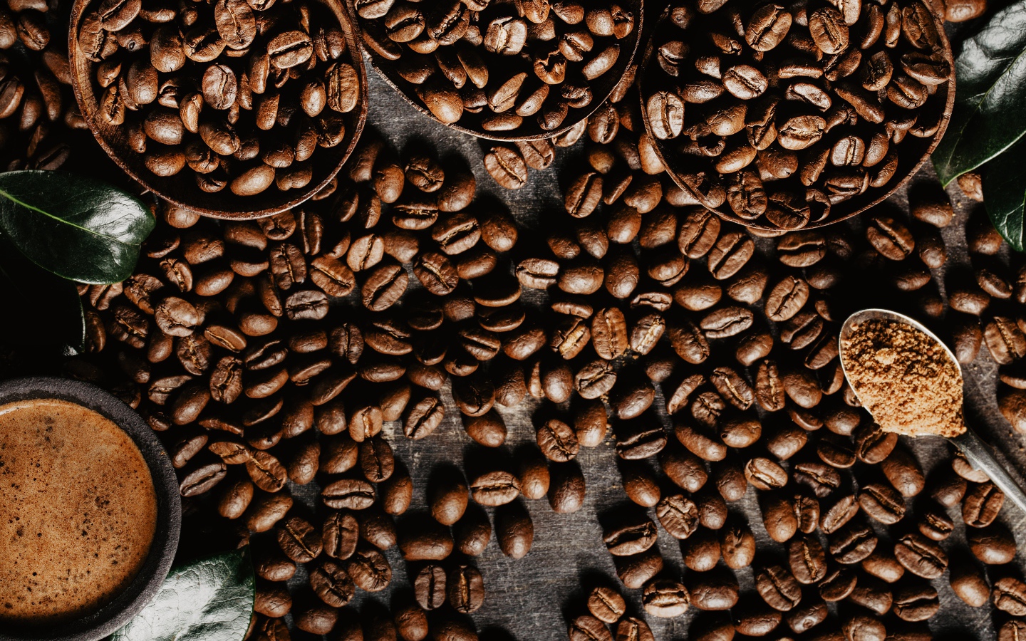 Кофейные зерна на столе крупным планом 