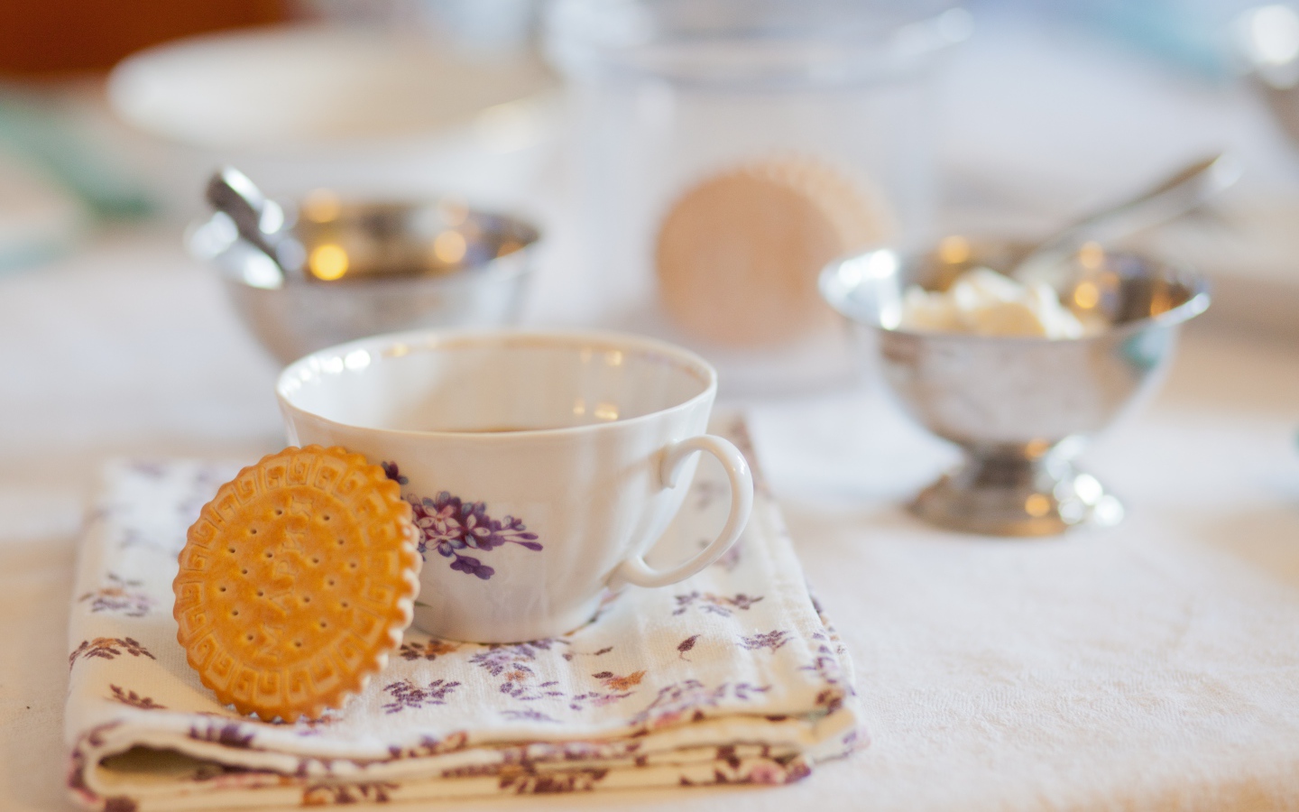 Чашка чаю с печеньем Мария на столе