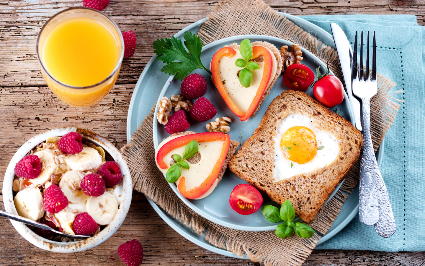 Вкусный легкий завтрак на столе с апельсиновым соком