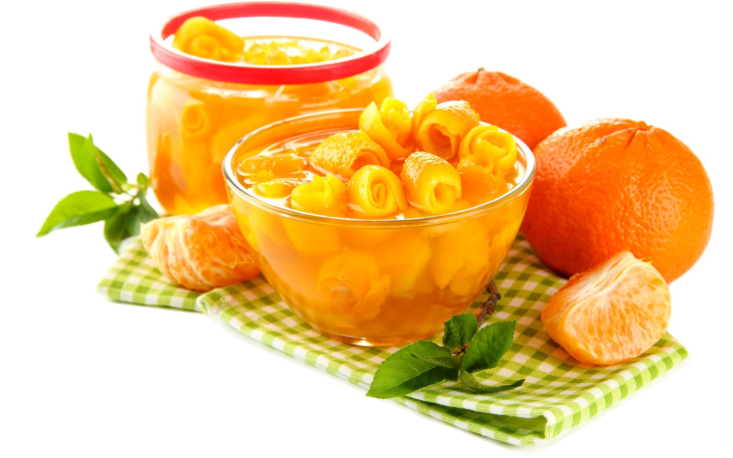 Варенье из мандариновых корок со свежими фруктами на столе