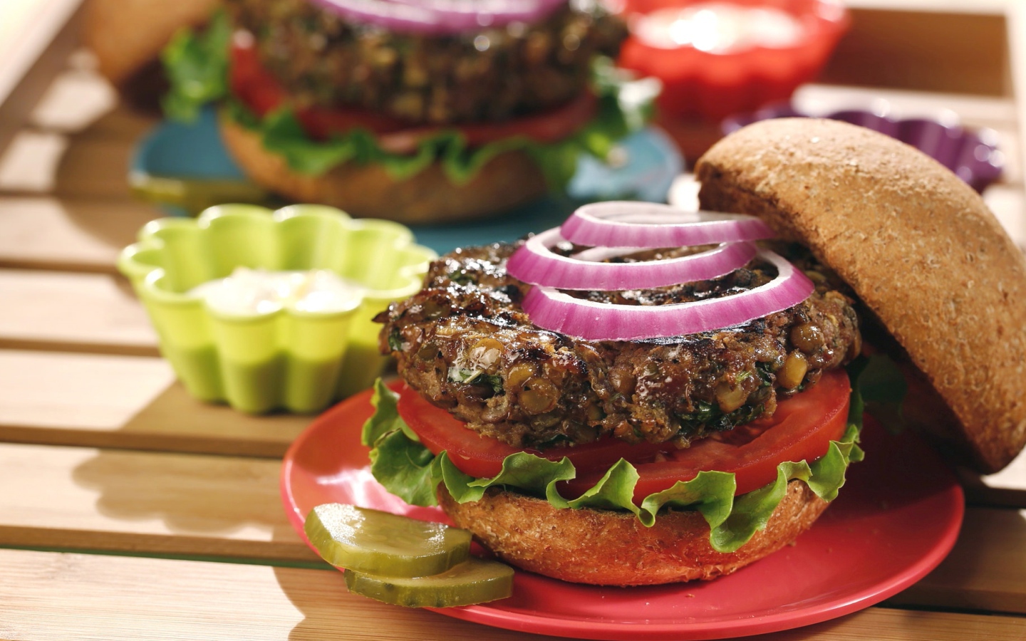 Сочный гамбургер на столе с соусом 