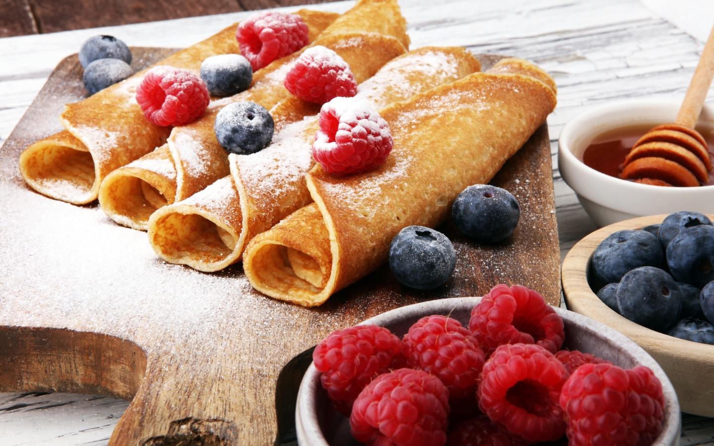 Блинчики с ягодами черники, малиной и сахарной пудрой