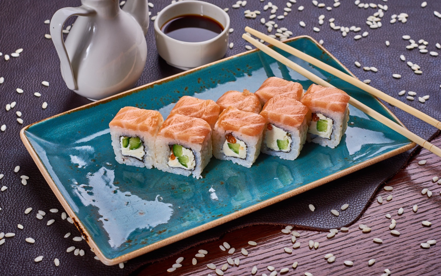 Роллы Филадельфия на столе с соевым соусом