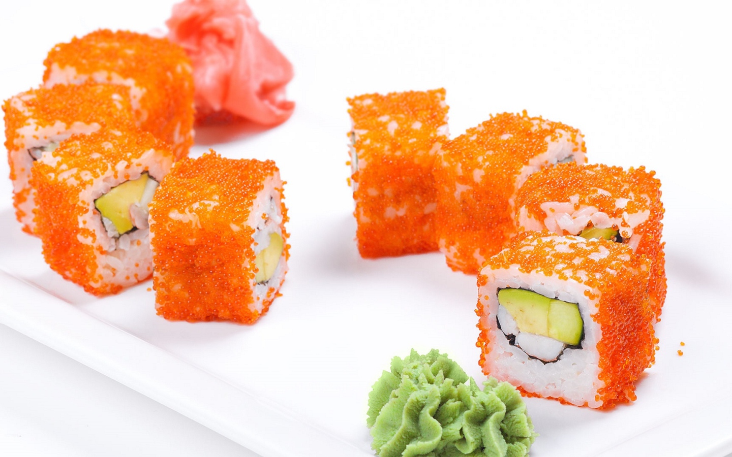 Роллы с васаби и имбирем на белом фоне