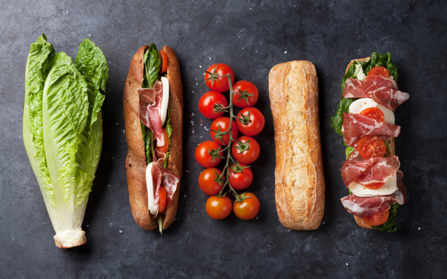 Сендвич с капустой и помидорами на столе