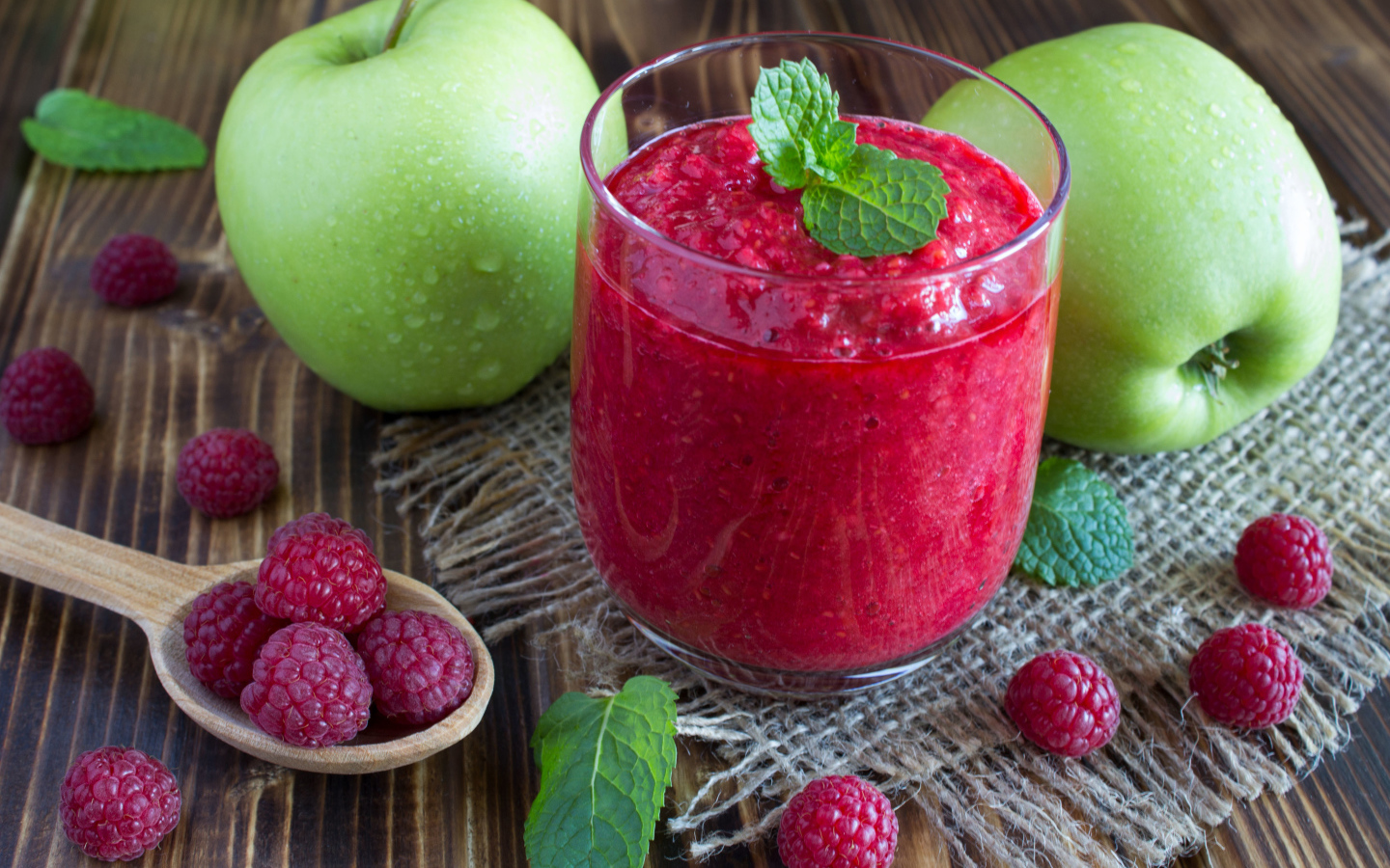 Смузи с малиной и зелеными яблоками в стакане