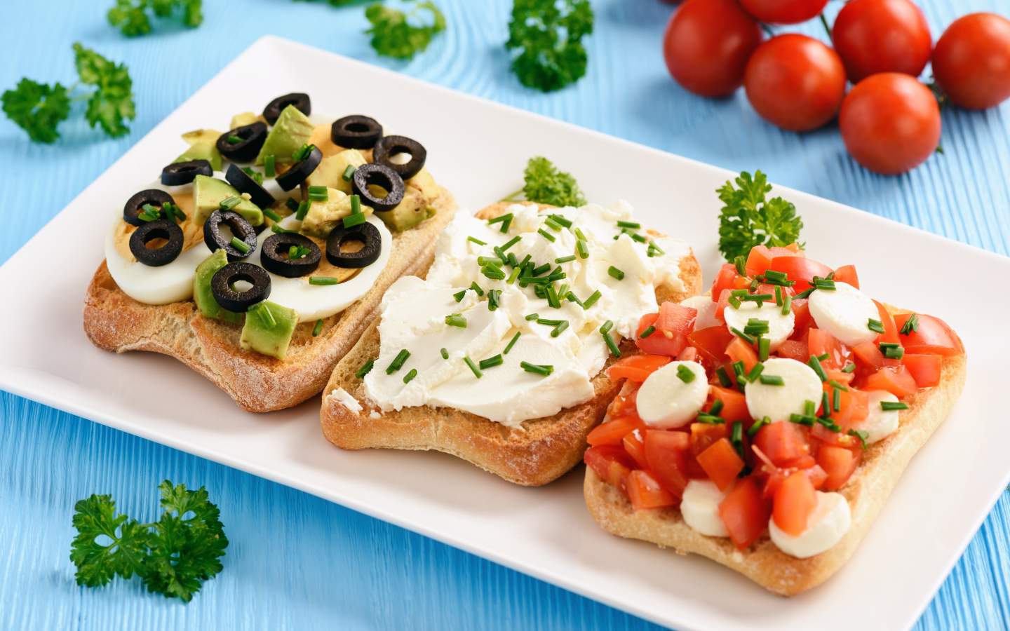 Три аппетитных бутерброда на столе с помидорами и петрушкой