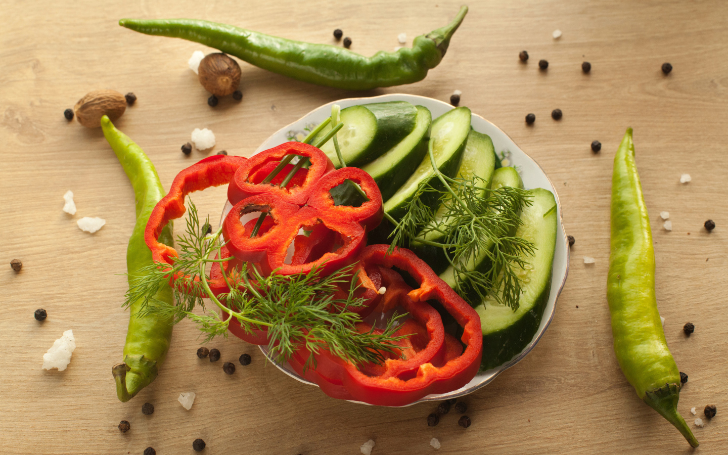 Вегетарианская еда на столе со специями 