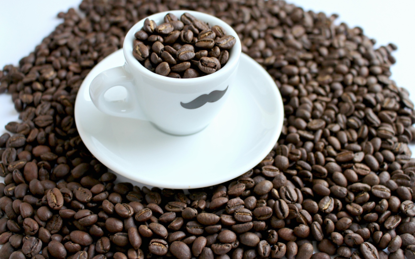Белая чашка с жареными кофейными зернами стоит на столе с кофейными зернами