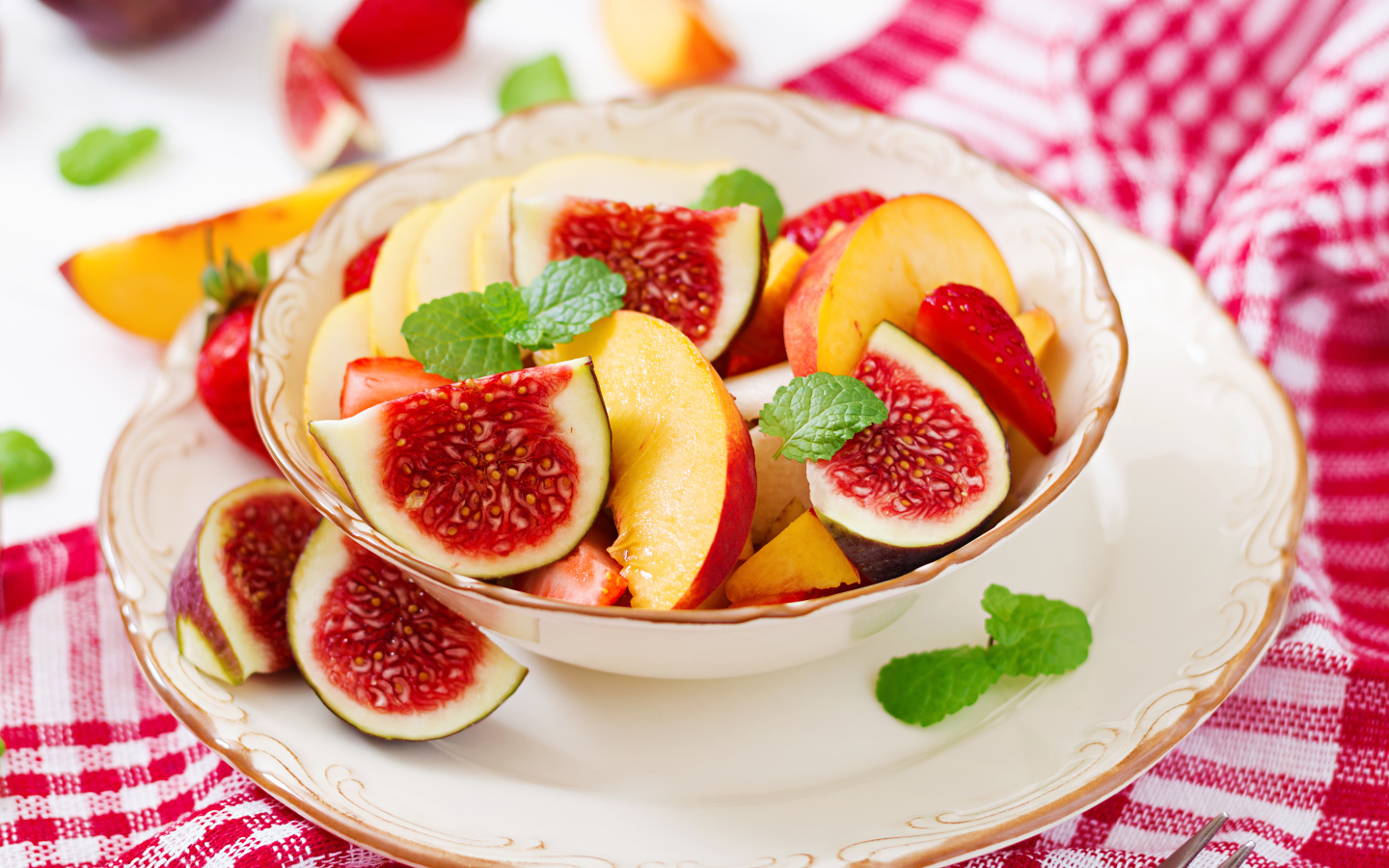 Свежие кусочки инжира и яблока в тарелке на столе