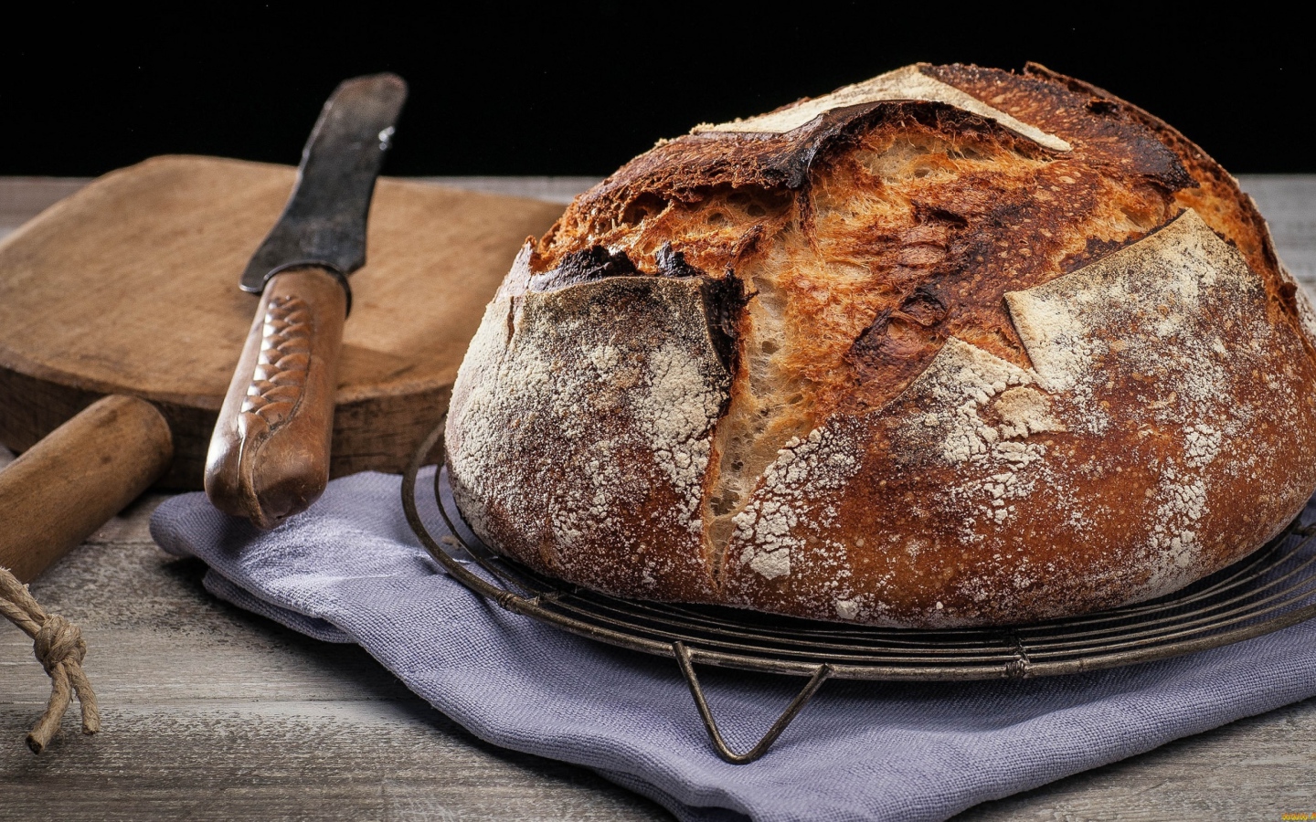 Зажареный круглый хлеб на столе с ножом