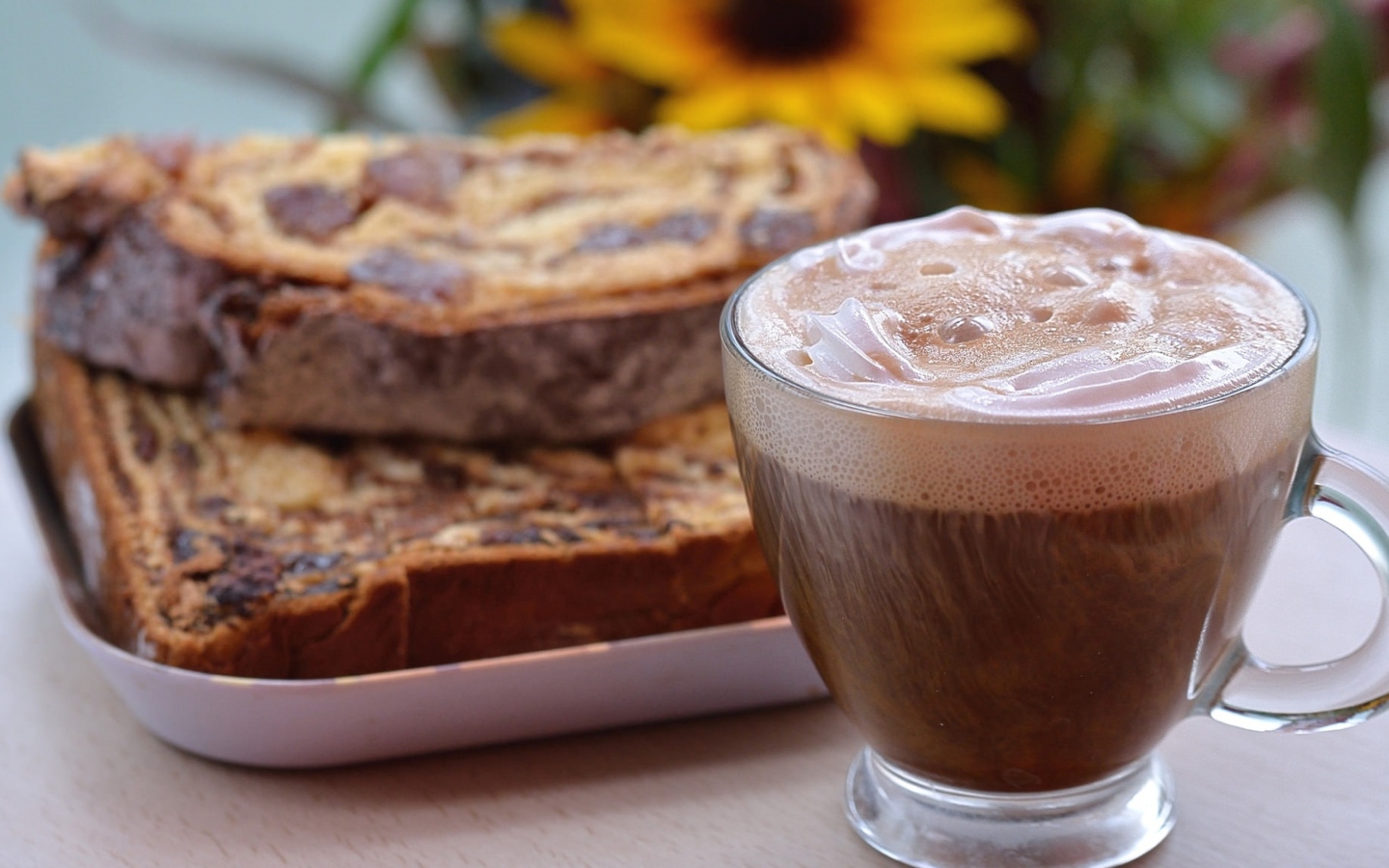 Чашка вкусного какая на столе с кусочками кекса