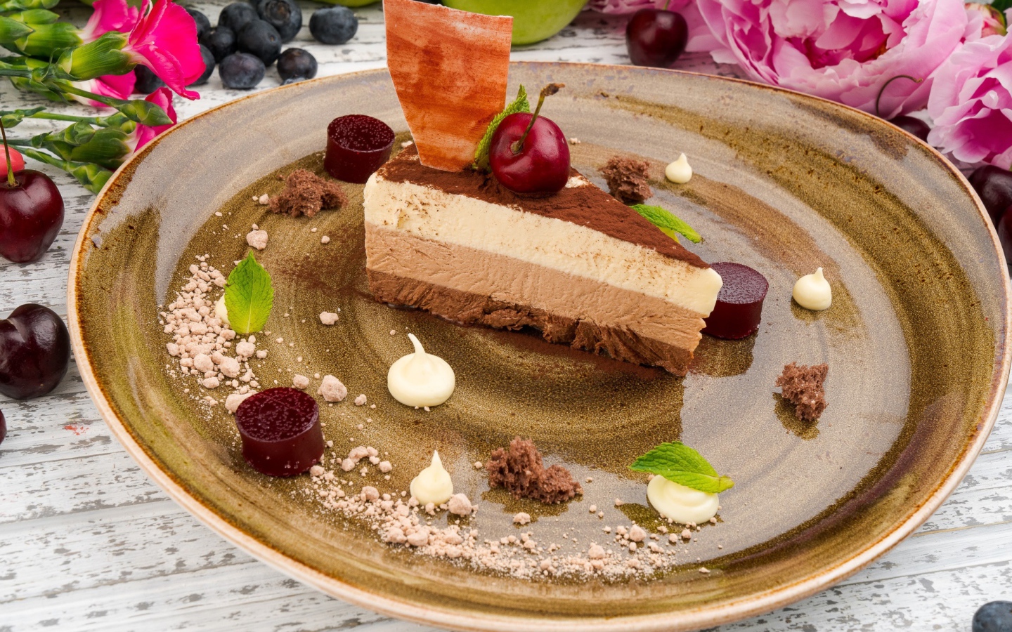 Кусок торта три шоколада на блюде 