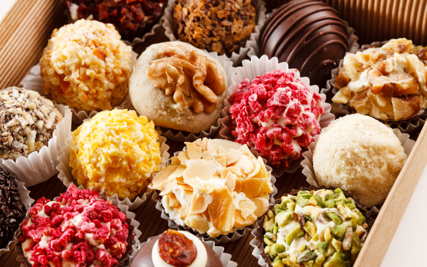 Аппетитные конфеты ассорти в коробке