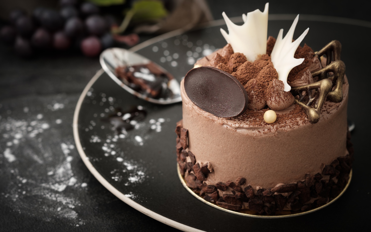 Аппетитный торт с шоколадом