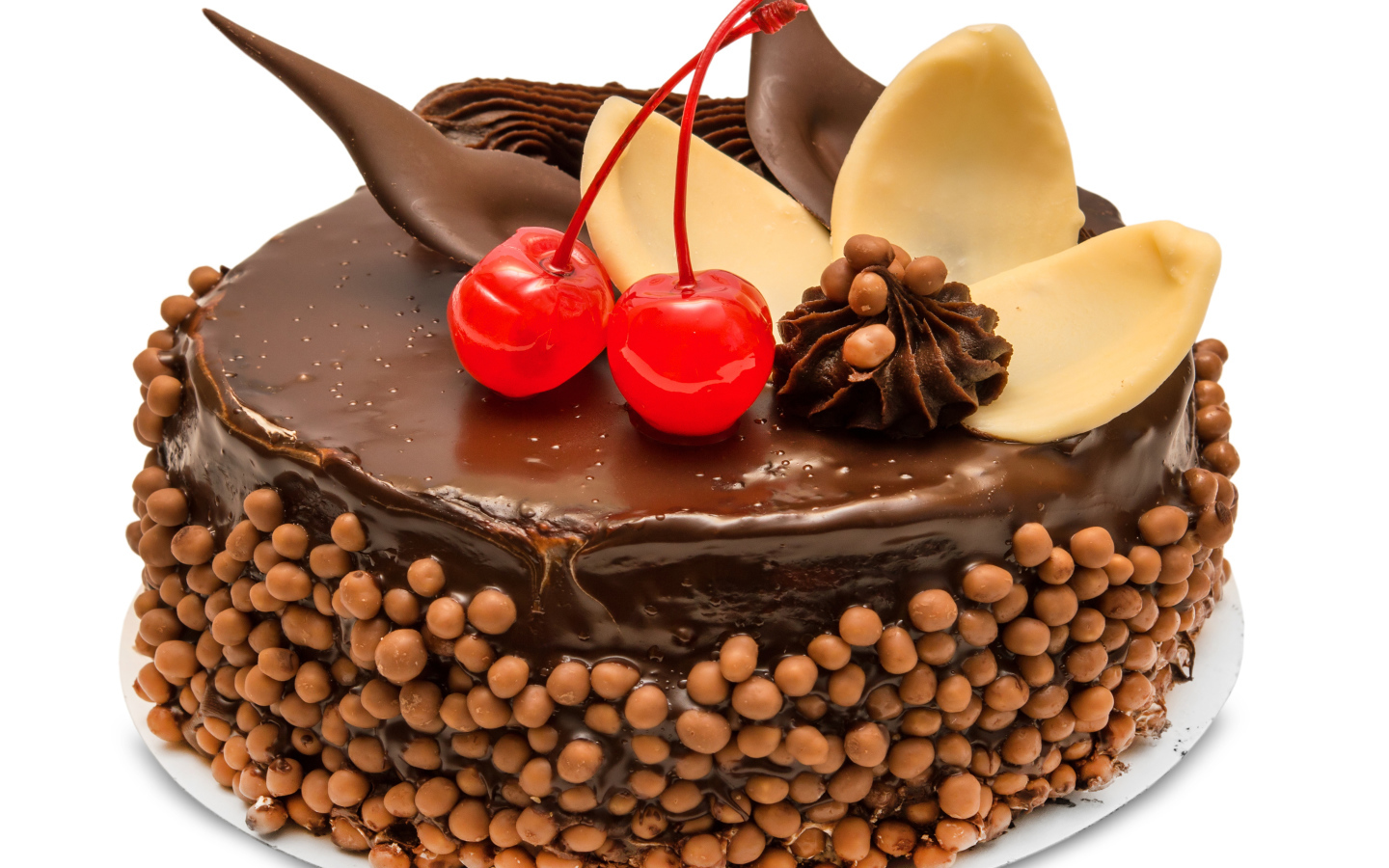 Аппетитный торт с шоколадом и вишнями на белом фоне