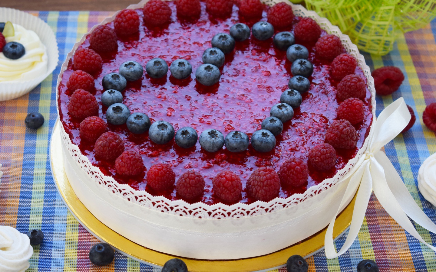 Аппетитный торт с ягодами малины и черники