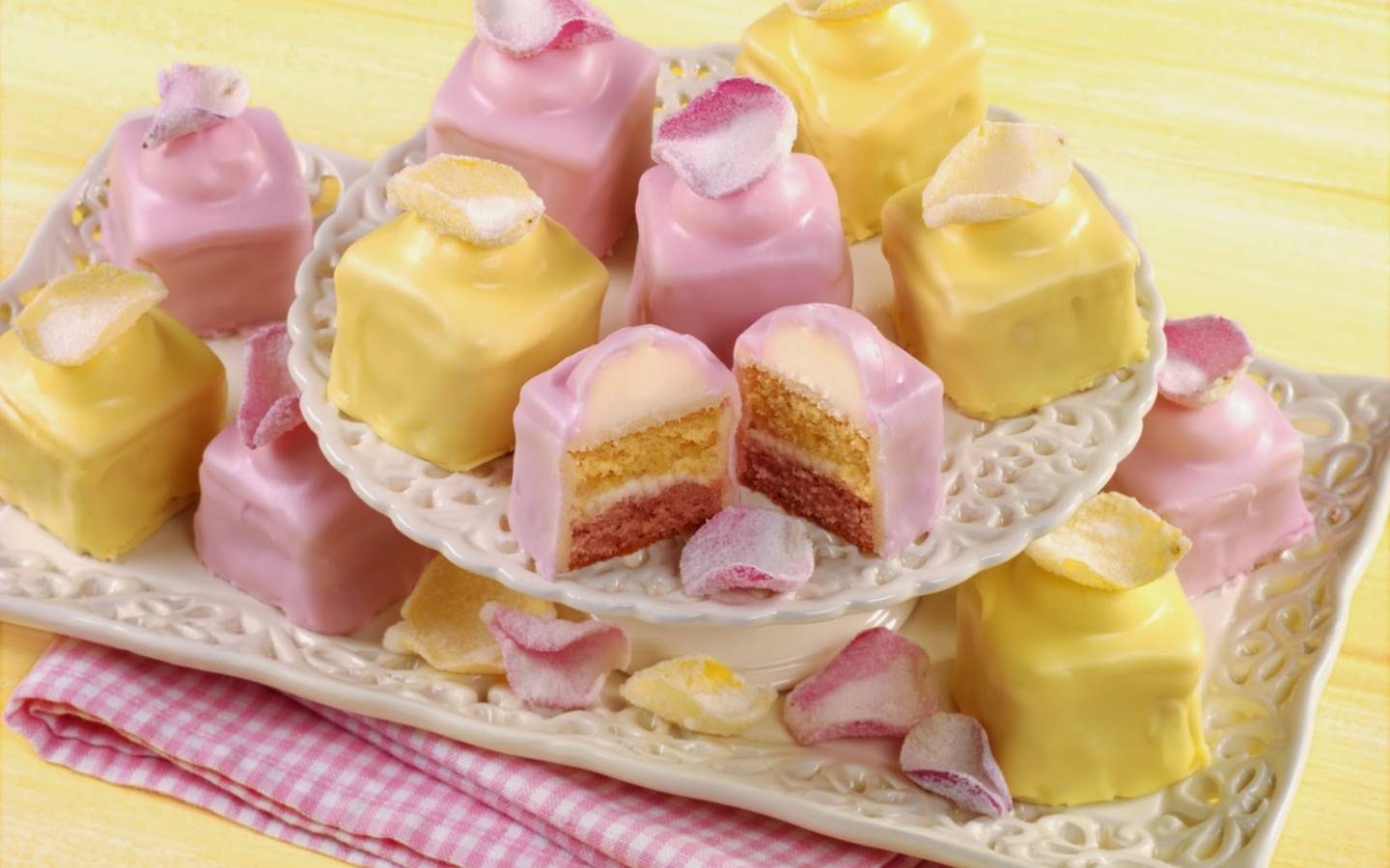 Аппетитное печенье в глазури на столе 