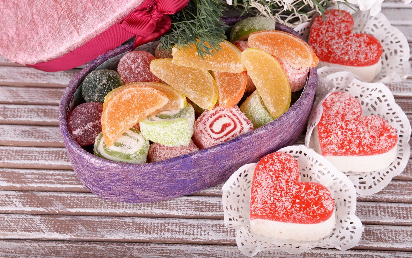 Аппетитные мармеладные конфеты на столе