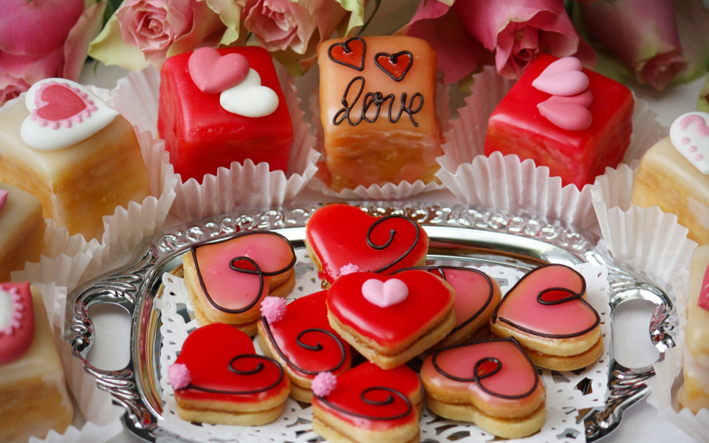 Аппетитное сладкое печенье в форме сердечек