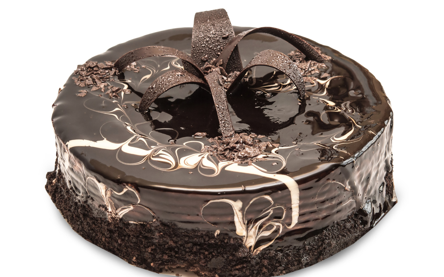 Красивый аппетитный шоколадный торт на белом фоне