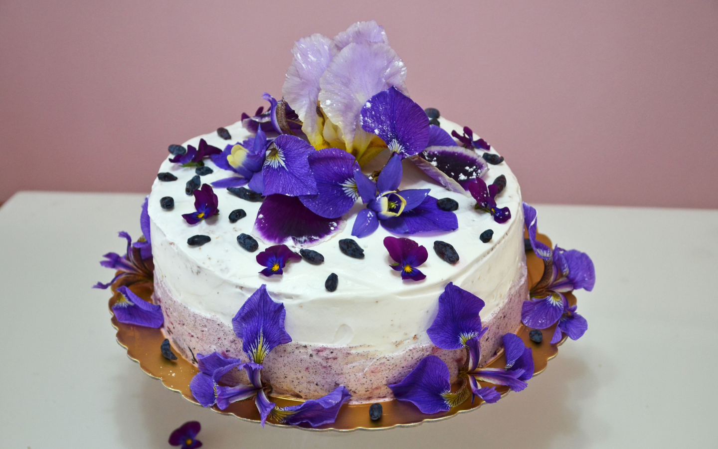 Красивый торт с фиолетовыми цветами ириса 