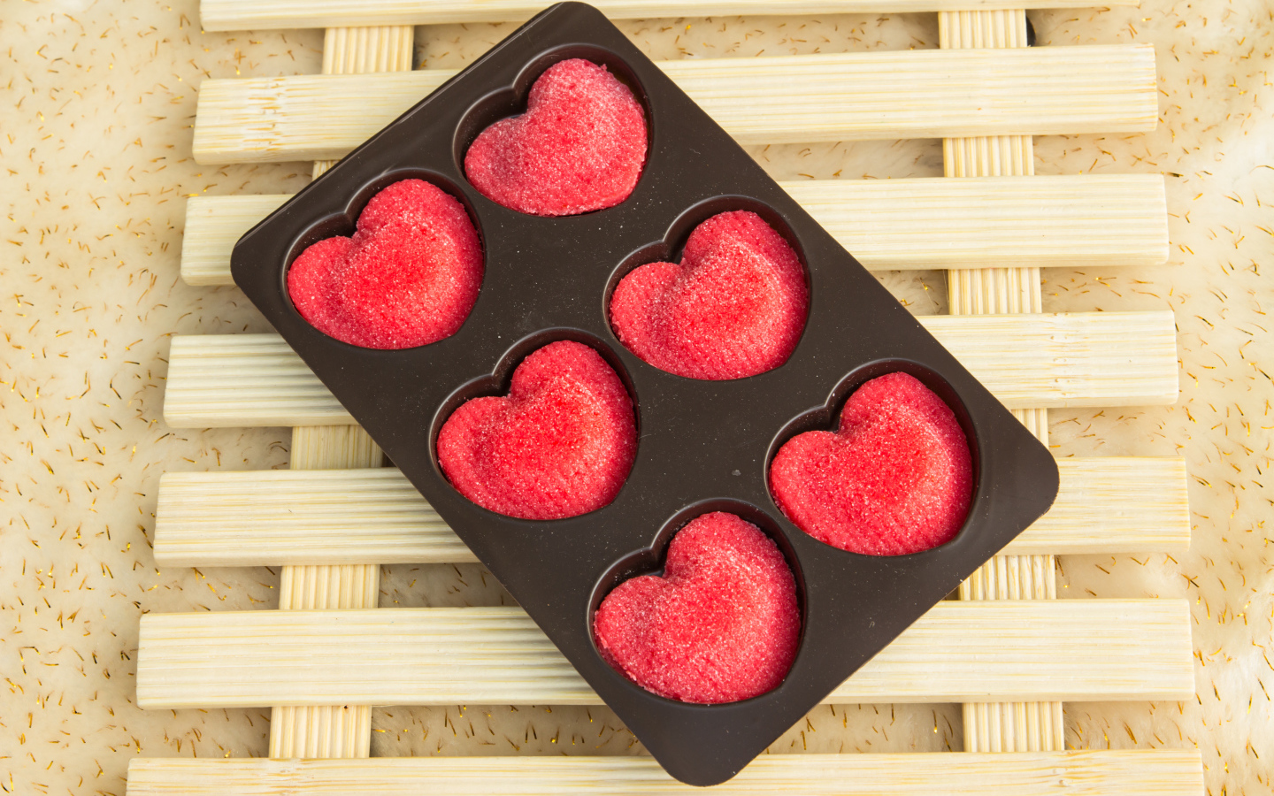 Красивые конфеты в форме красных сердечек