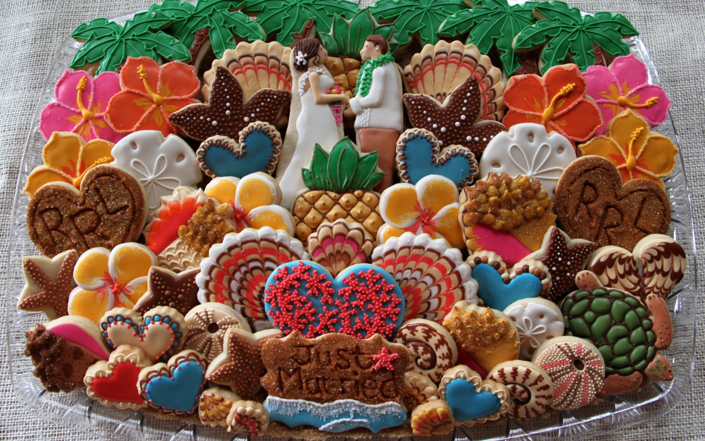 Красивое разноцветное печенье на свадьбу