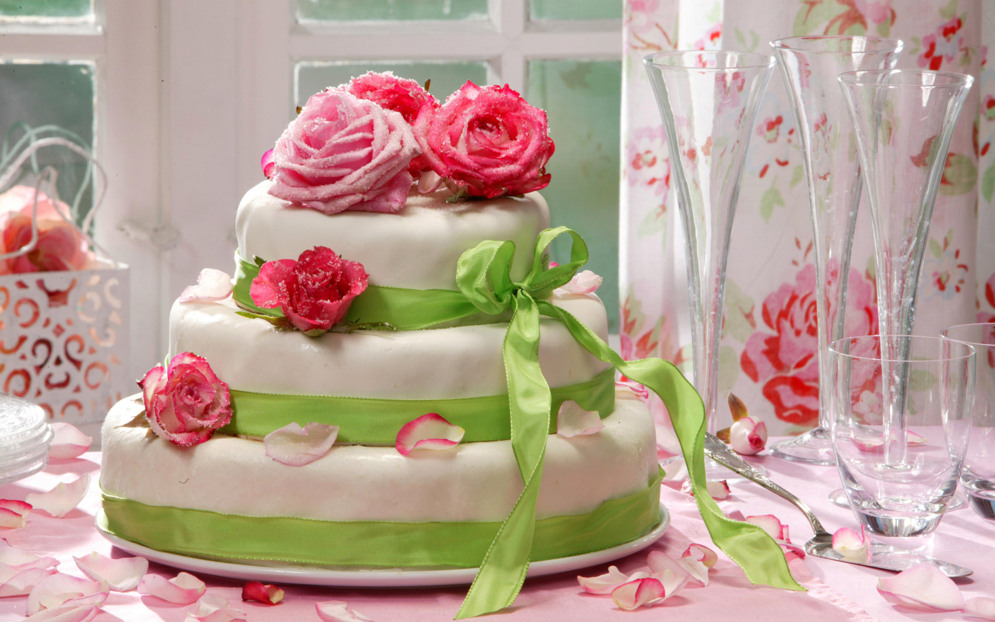 Красивый свадебный торт с розами и лентой