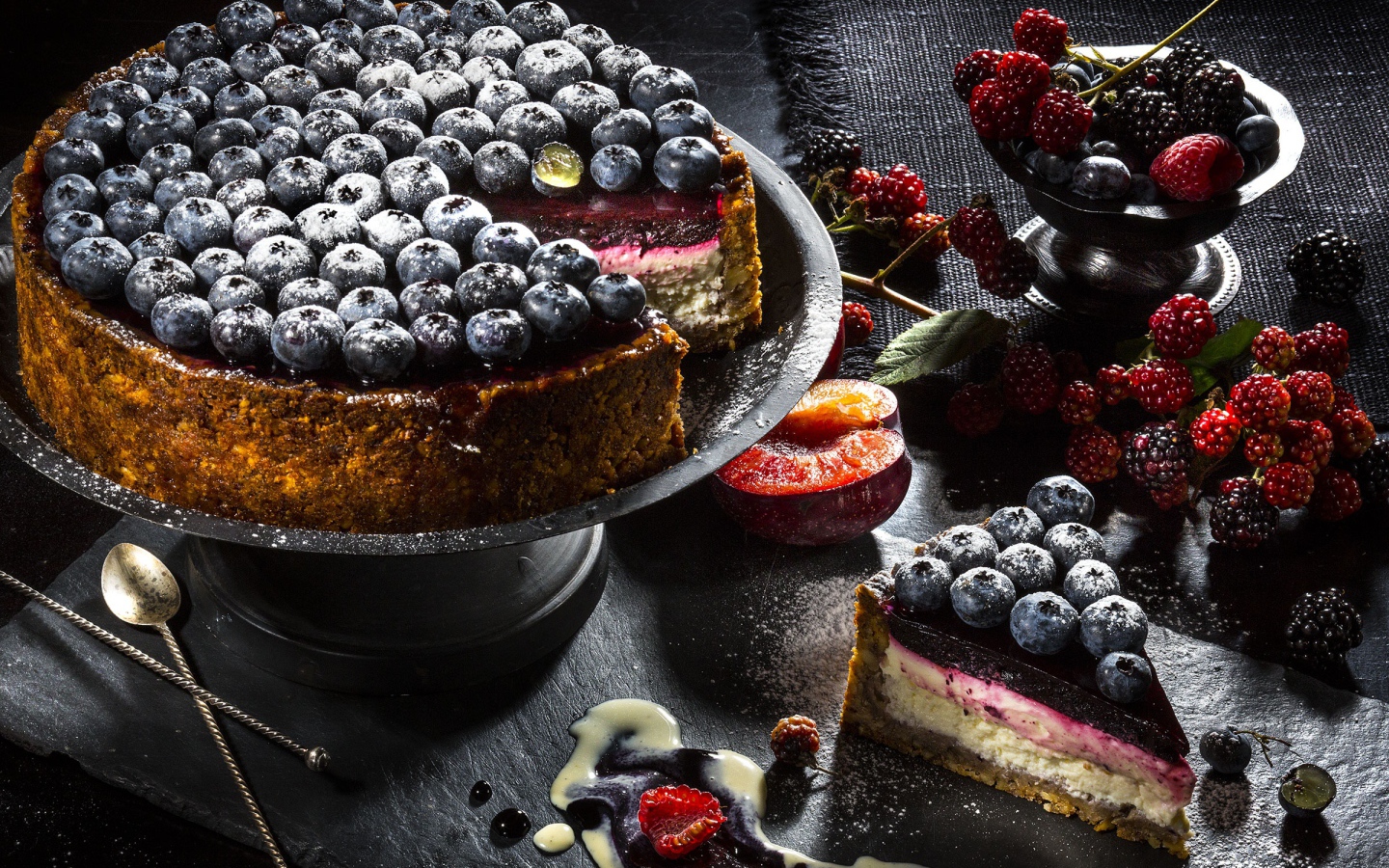 Пирог с ягодами черники и ежевики 