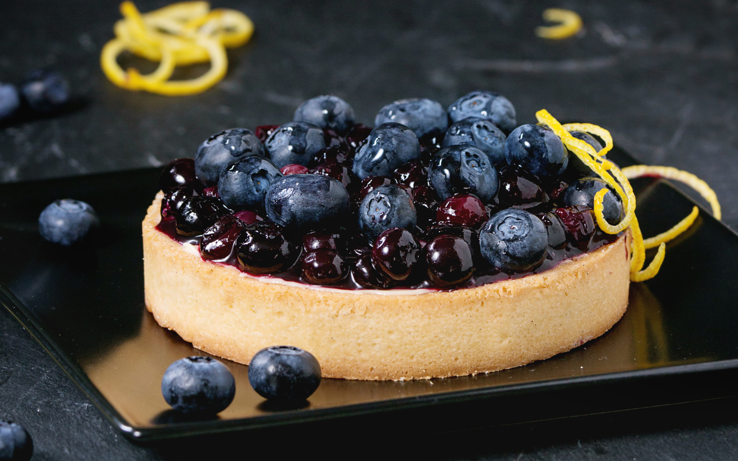 Пирог с ягодами черники и вареньем