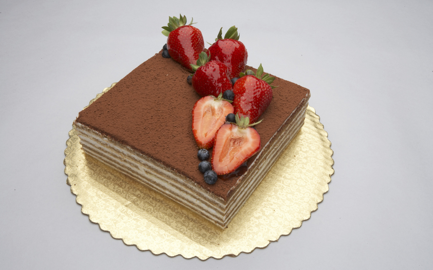 Торт с клубникой и черникой и шоколадом 