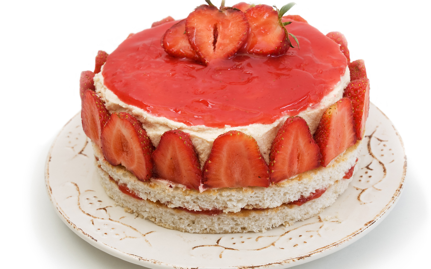 Торт с клубникой на белом фоне 