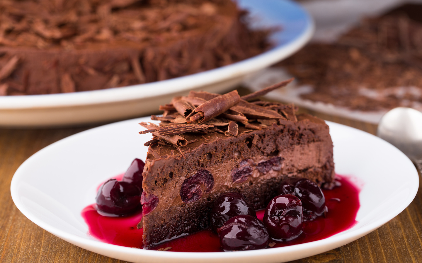 Шоколадный пирог с вишневым вареньем на белой тарелке