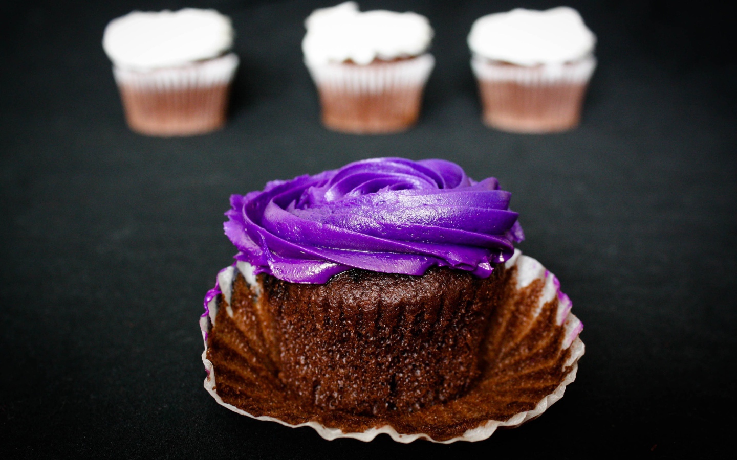 Шоколадный кекс с фиолетовым кремом